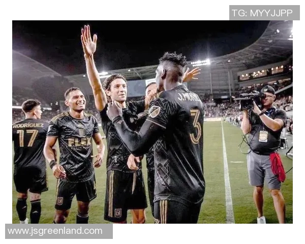 洛杉矶FC主场迎战华盛顿联全力争胜的激烈对决 洛杉矶FC主场迎战华盛顿联全力争胜的激烈对决